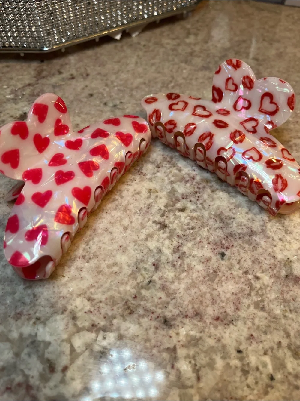 Iridescent Heart & Lip Print Hair Claw Pair - Pink/Red